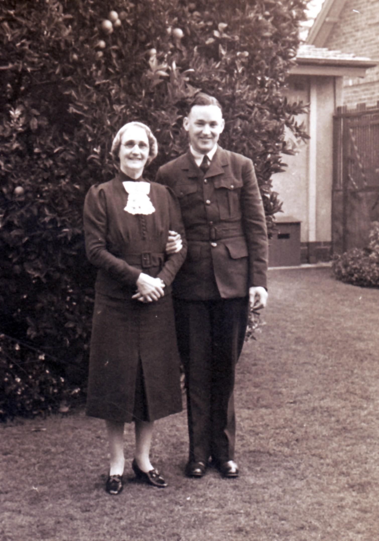 Photo of photos/Barbara Elizabeth McLennan (b1879) & son Ian abt 1940